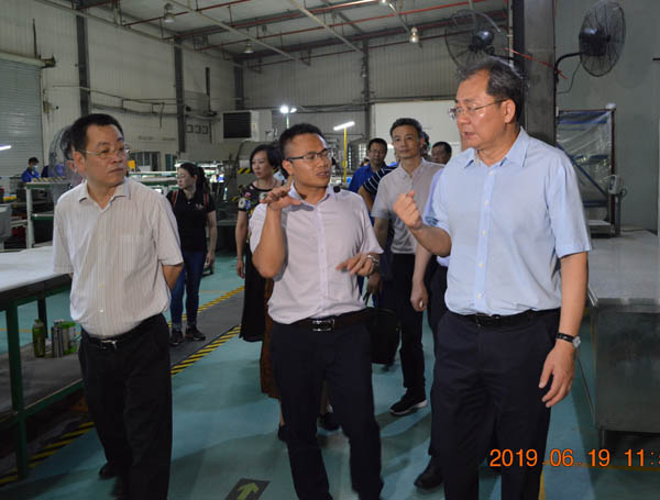 廣西壯族自治區(qū)人大常委會(huì)副主任、黨組書記王躍飛一行蒞臨晶聯(lián)光電調(diào)研